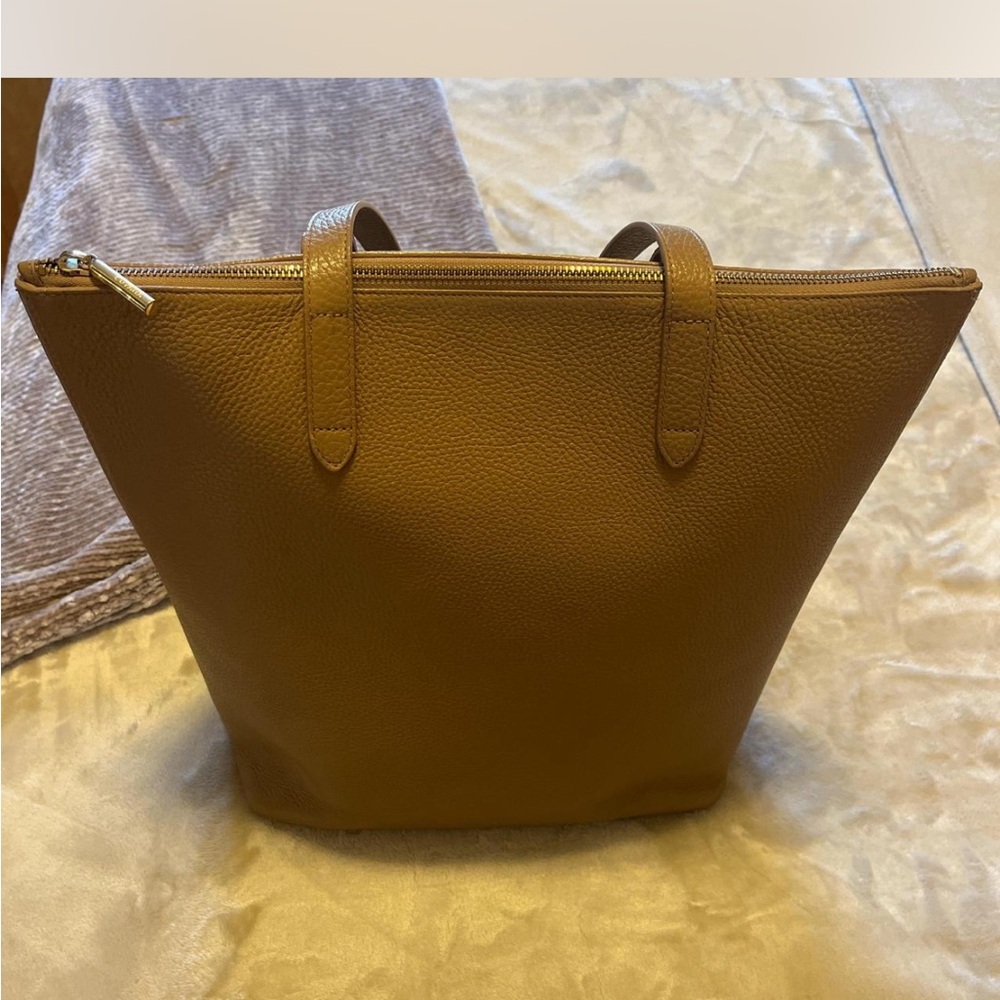 Cuyana Elegant Tan Leather Tote Bag